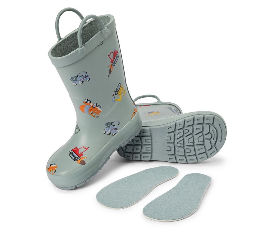 Para jasnoniebieskich kaloszy dziecięcych z motywami budowlanymi i wkładkami leży na białym tle.