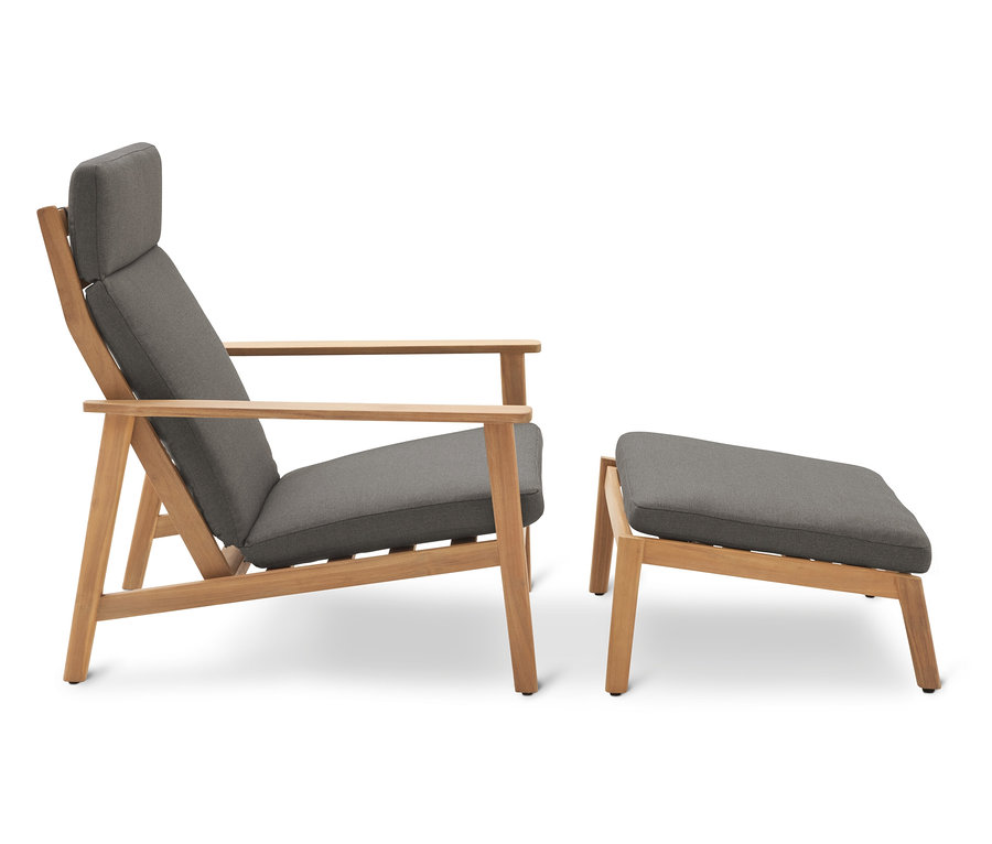 Szary fotel z drewnianą ramą stoi obok szarego stołka.