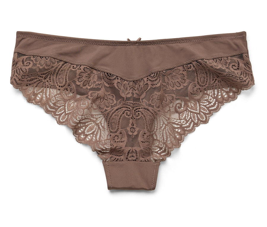 Brązowe majtki z koronkowym wykończeniem na białym tle.