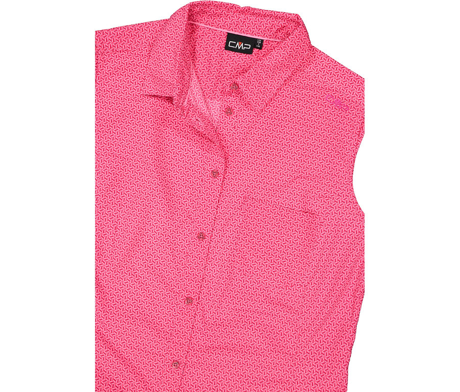 Zbliżenie na różową koszulę CMP we wzory, zapinaną na guziki.