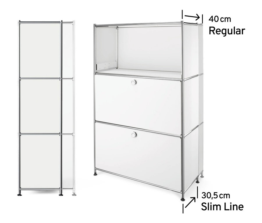 Dwa białe metalowe regały „CN3 Slim Line” na białym tle. Po lewej stronie znajduje się wąski regał z trzema otwartymi przegródkami. Po prawej stronie znajduje się szerszy regał z jedną otwartą przegródką i dwiema klapami.