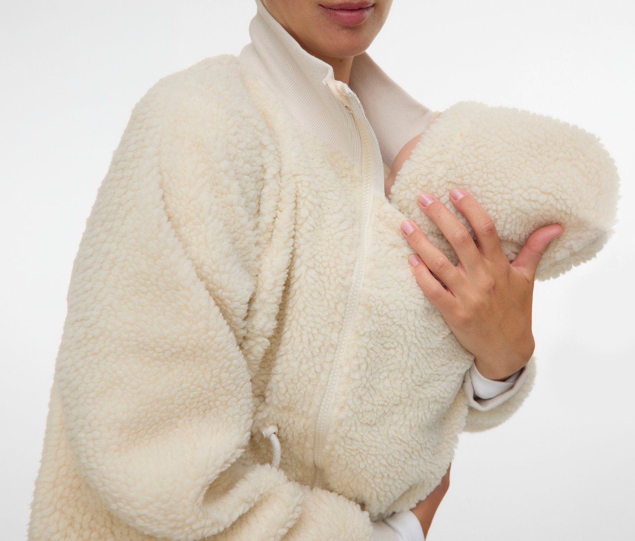 Kobieta trzyma dziecko w beżowej, rozpinanej bluzie pluszowej 3 w 1 MAMALICIOUS „MLCARLY”.