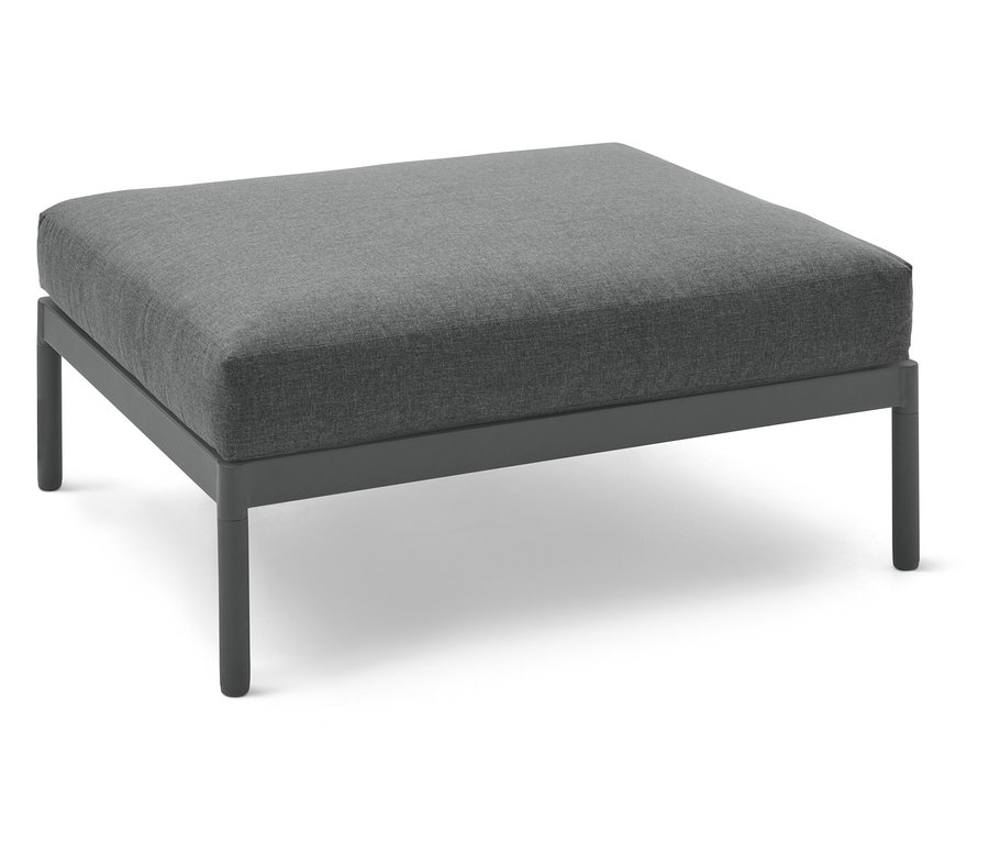 Szary, tapicerowany puf z ciemną metalową ramą.