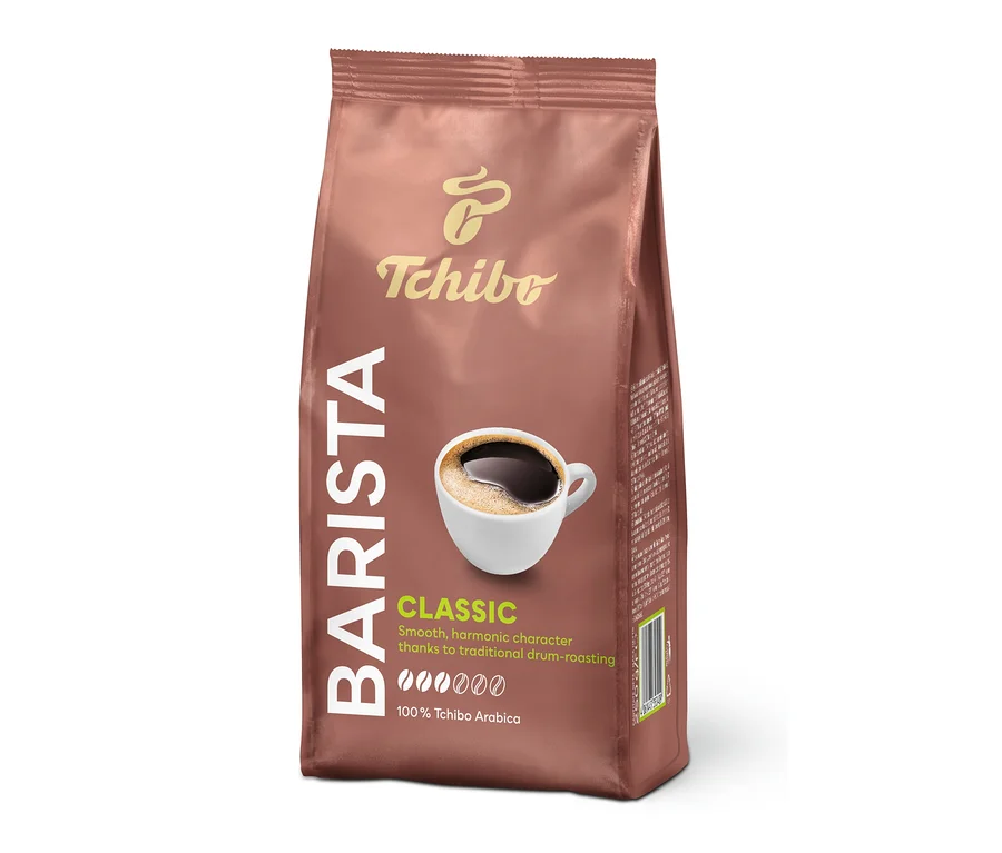 Opakowanie kawy mielonej Barista Classic marki Tchibo z filiżanką kawy.