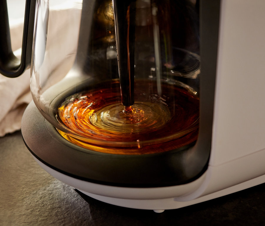 Zbliżenie na ekspres przelewowy »Let's Brew« podczas parzenia kawy