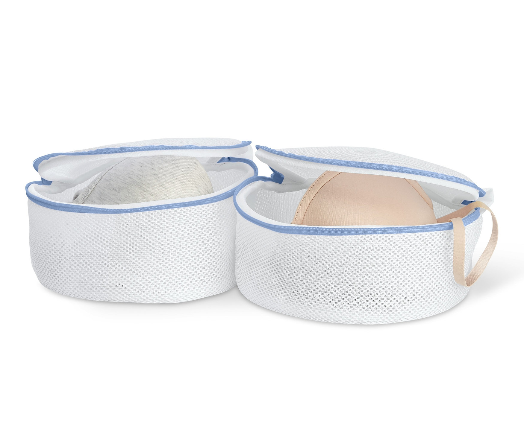 Dwa białe woreczki do prania biustonoszy, w każdym z nich znajduje się jeden biustonosz.