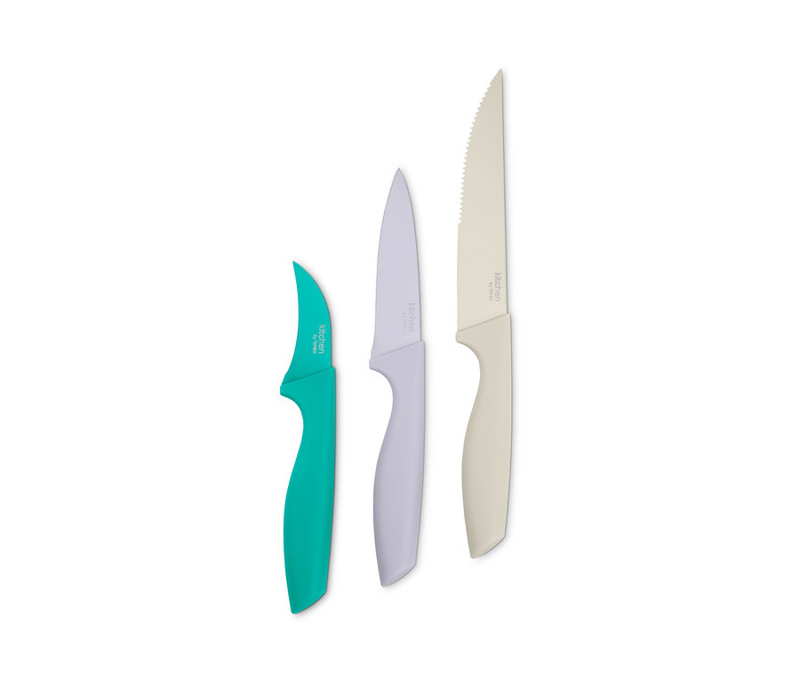 Widoczne są trzy noże kuchenne.