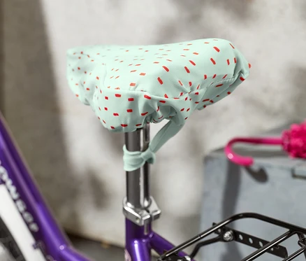 Zbliżenie fioletowego roweru z pokrowcem na siodełko rowerowe, dla dzieci.