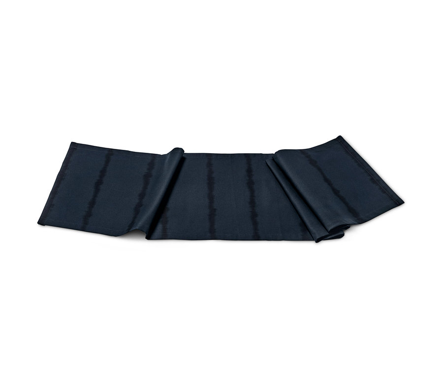 Bieżnik w batikowe paski.