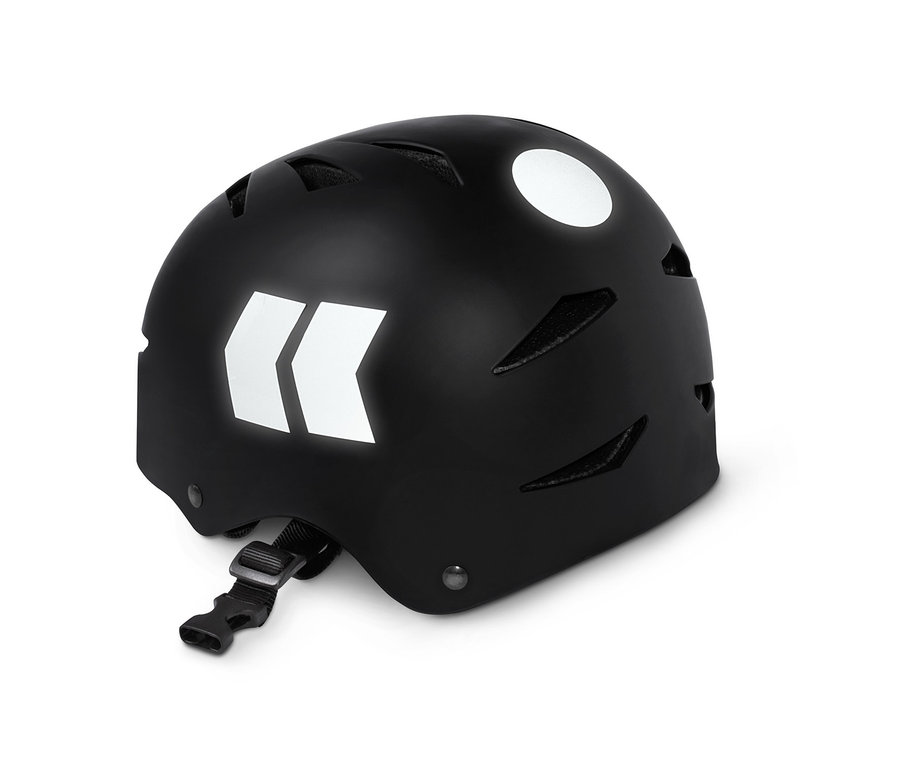 Czarny kask z naklejkami odblaskowymi.