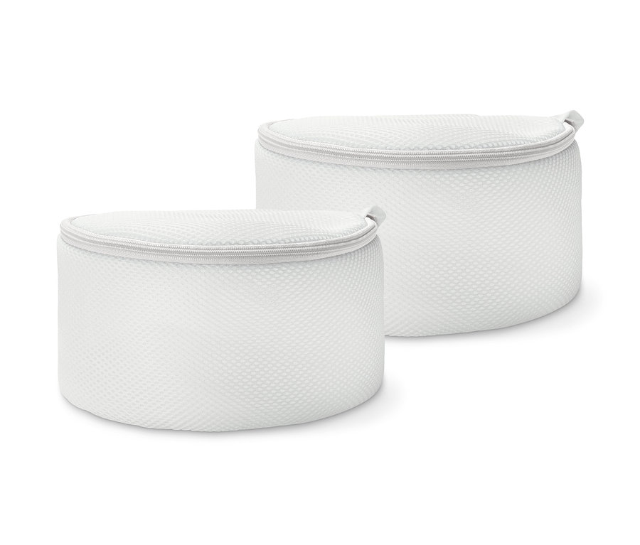 Dwa białe woreczki do prania biustonoszy.