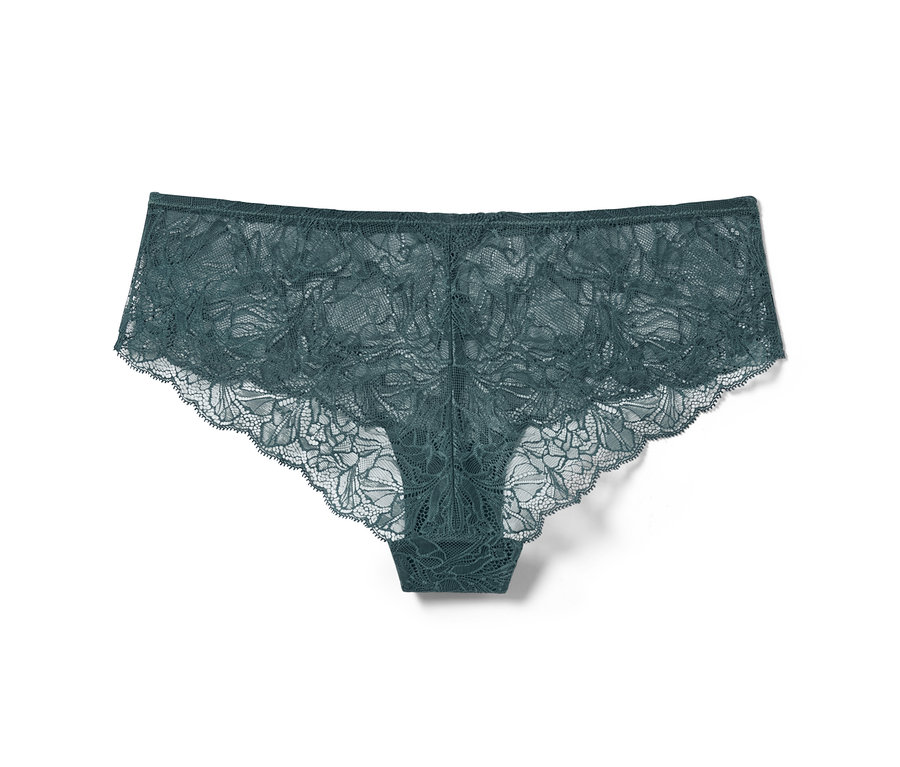 Koronkowe majtki typu hipster z bliska.