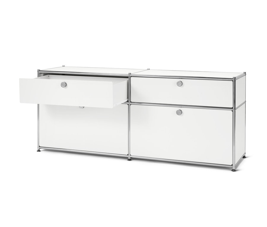 Biała szafka typu sideboard „CN3” z szufladami i drzwiami, jedna szuflada jest otwarta.