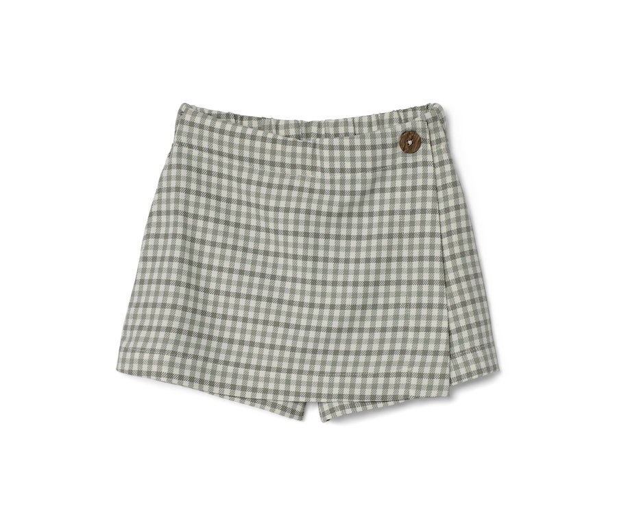 Spódnico-spodnie w kratę z drewnianym guzikiem.