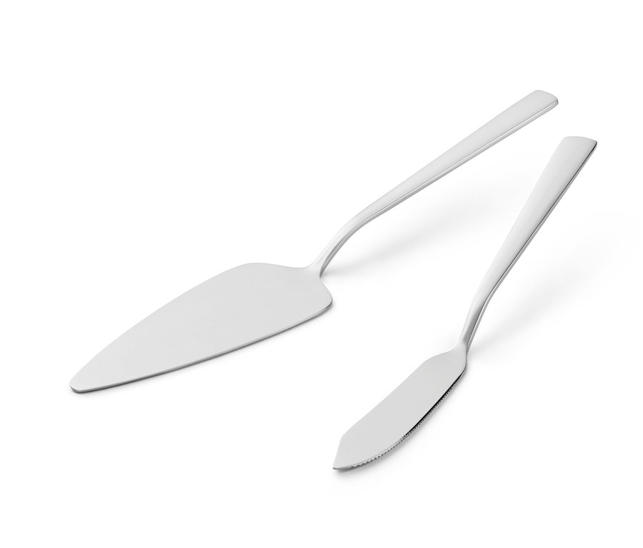 Dwuczęściowy zestaw sztućców do tortu leży na białym tle.