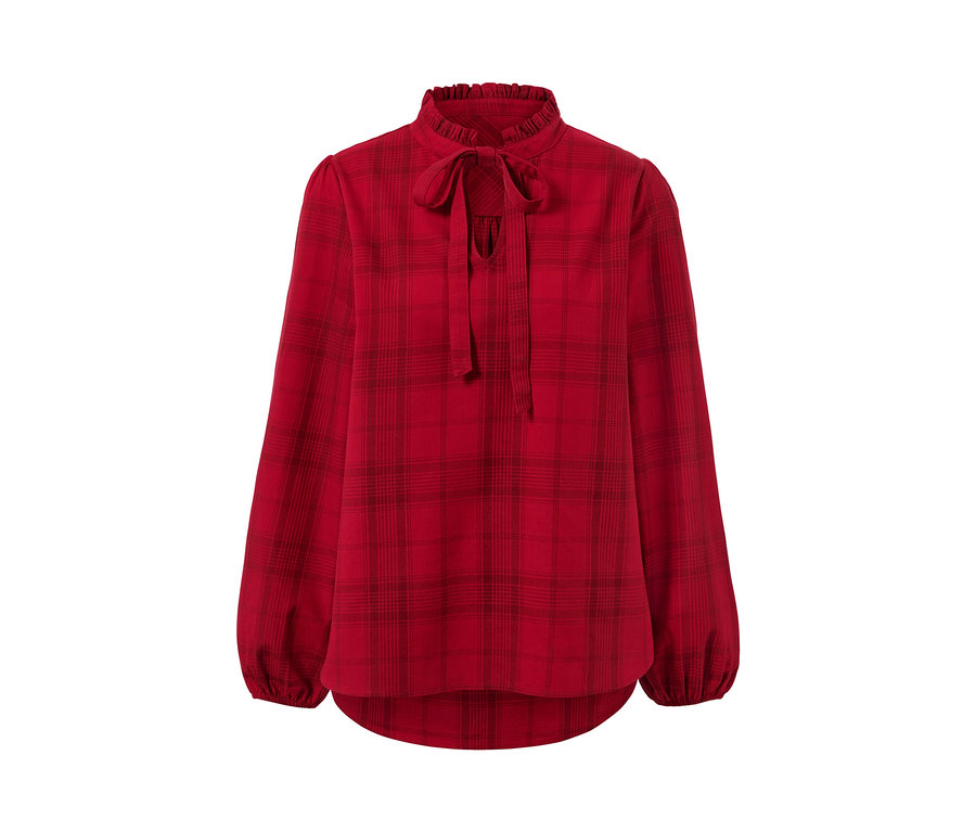 Detal czerwonej bluzki w kratkę z wiązaniem.