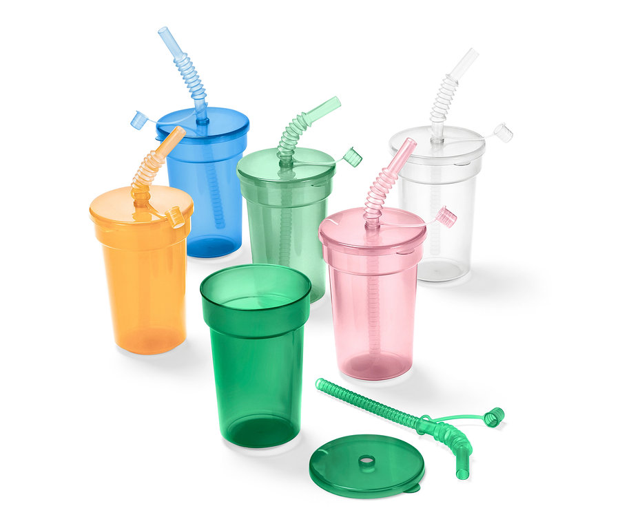 Zestaw kubków dla dzieci w kolorach pomarańczowym, niebieskim, zielonym, różowym i przezroczystym, niektóre z pokrywkami i słomkami.