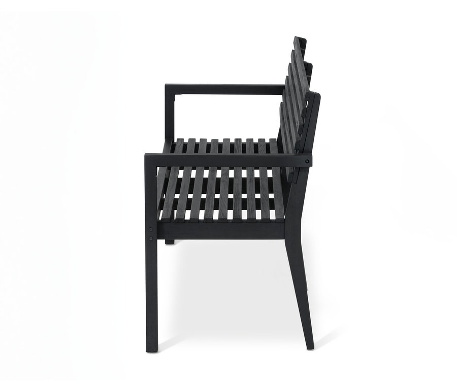 Widok z boku ławki ogrodowej z podłokietnikami na białym tle.