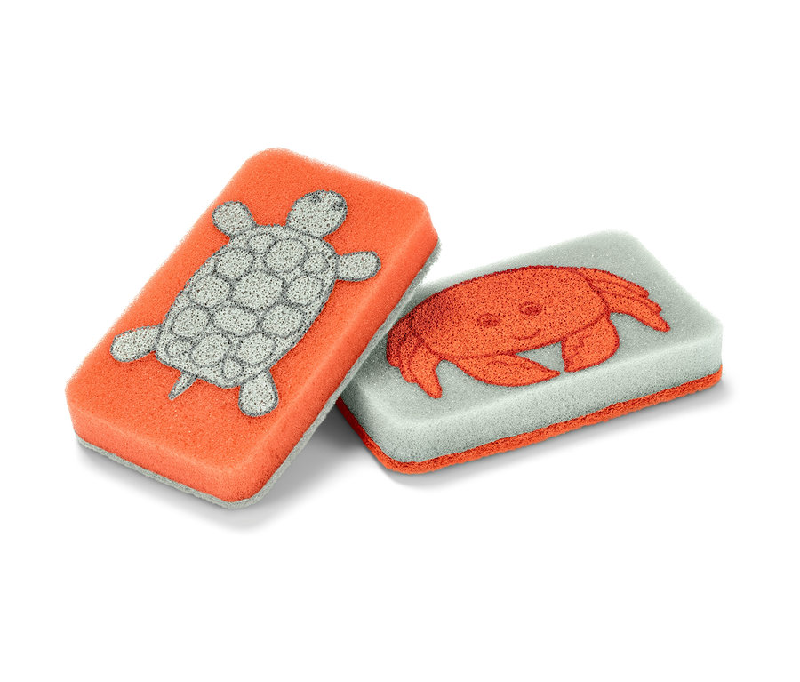 Dwie gąbki do czyszczenia: pomarańczowa z żółwiem, szara z krabem.
