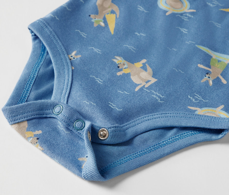 Zbliżenie na niebieskie body z krótkim rękawem i nadrukiem kangurów.