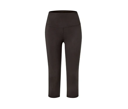 Ciemne legginsy sportowe 3/4 modelujące sylwetkę na białym tle.