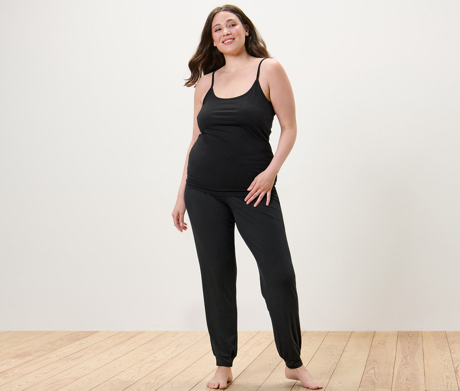 Kobieta w spodniach od piżamy i koszulce na cienkich ramiączkach, 2 sztuki.