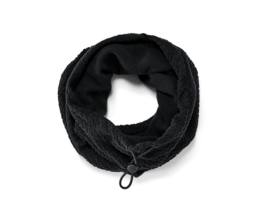 Czarny komin z polaru.