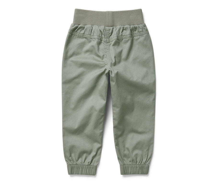 Widok z tyłu oliwkowozielonych spodni na gumce dla dzieci – fason „Anton” ze ściągaczem w pasie i mankietami.