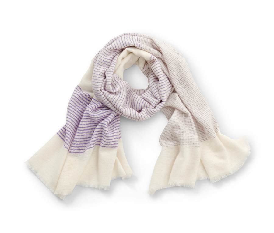 Tkany szal zwinięty na białym tle.