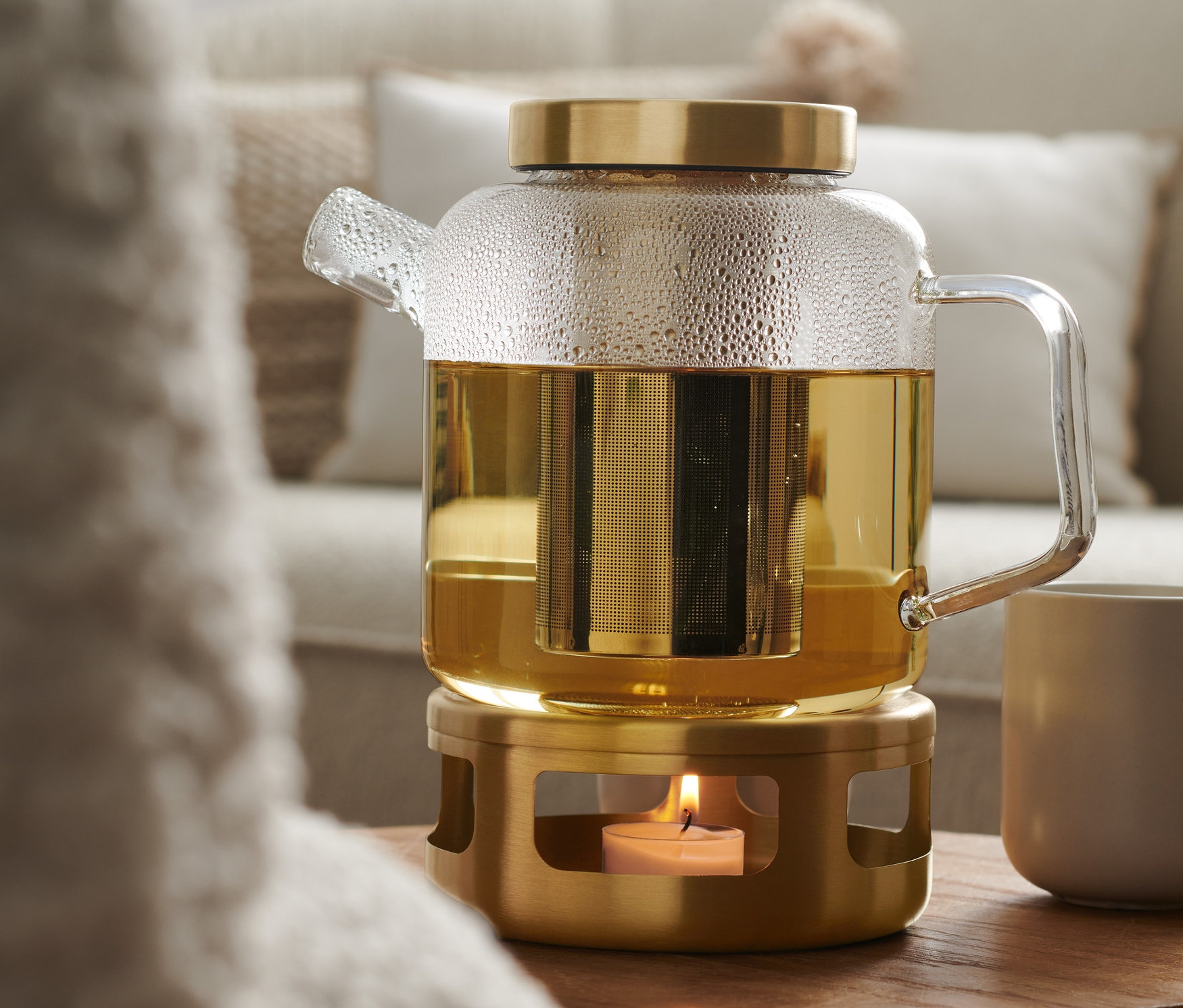 Dzbanek do herbaty z herbatą na stole.