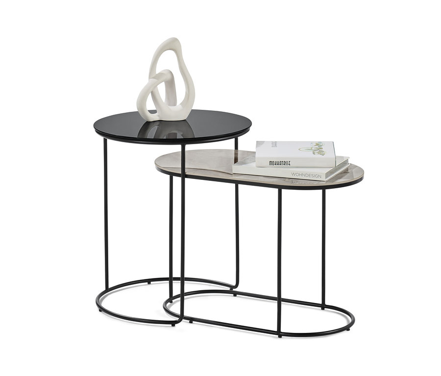 Dwa stoliki o wyglądzie marmuru i szkła oraz dekoracja.