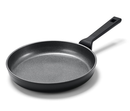 Patelnia aluminiowa o średnicy około 28 cm z czarną rączką leży na białym tle.