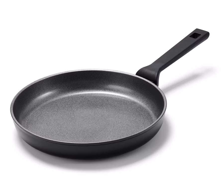 Patelnia aluminiowa o średnicy około 28 cm z czarną rączką leży na białym tle.