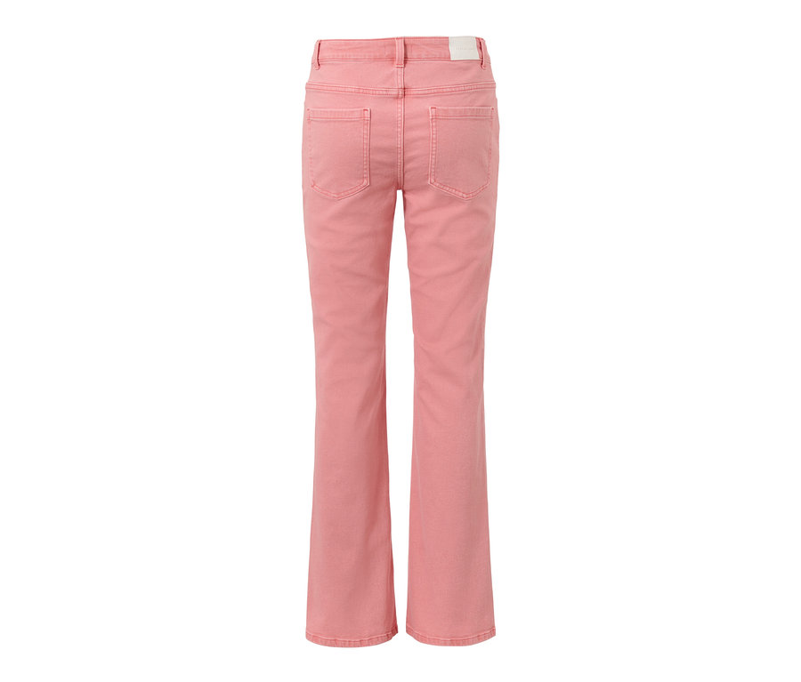 Szczegółowy widok z tyłu koralowych dżinsów bootcut – fason „Lou”.
