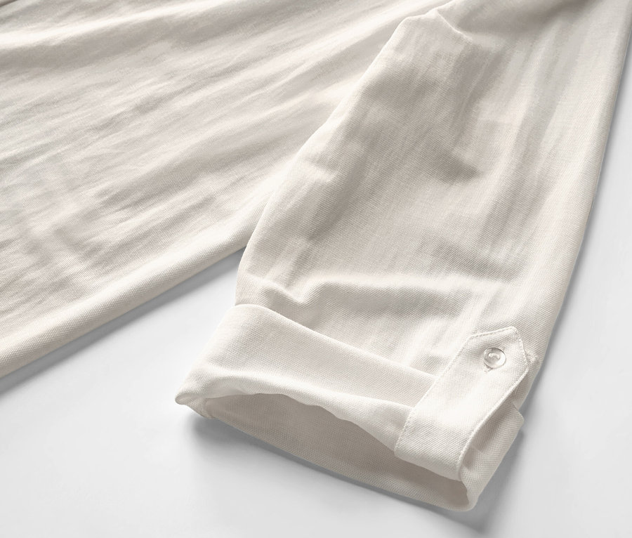 Detal kremowobiałej bluzki z dżerseju piqué.