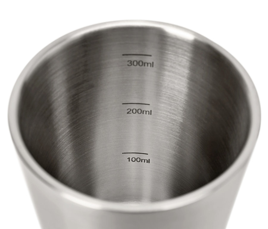 Zbliżenie na wnętrze metalowego kubka kempingowego z oznaczeniami pojemności 100ml, 200ml i 300ml. Kubki kempingowe, 2 sztuki.