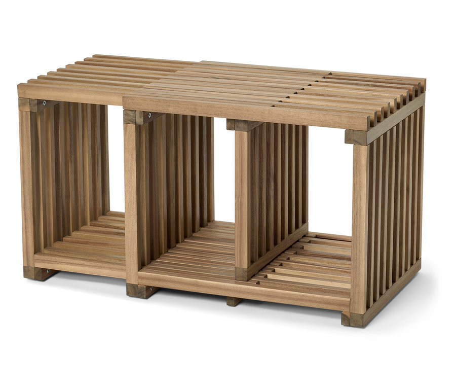 Dwa drewniane regały obok siebie.