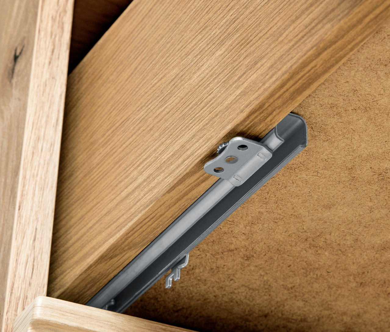 Szczegół szuflady komody.