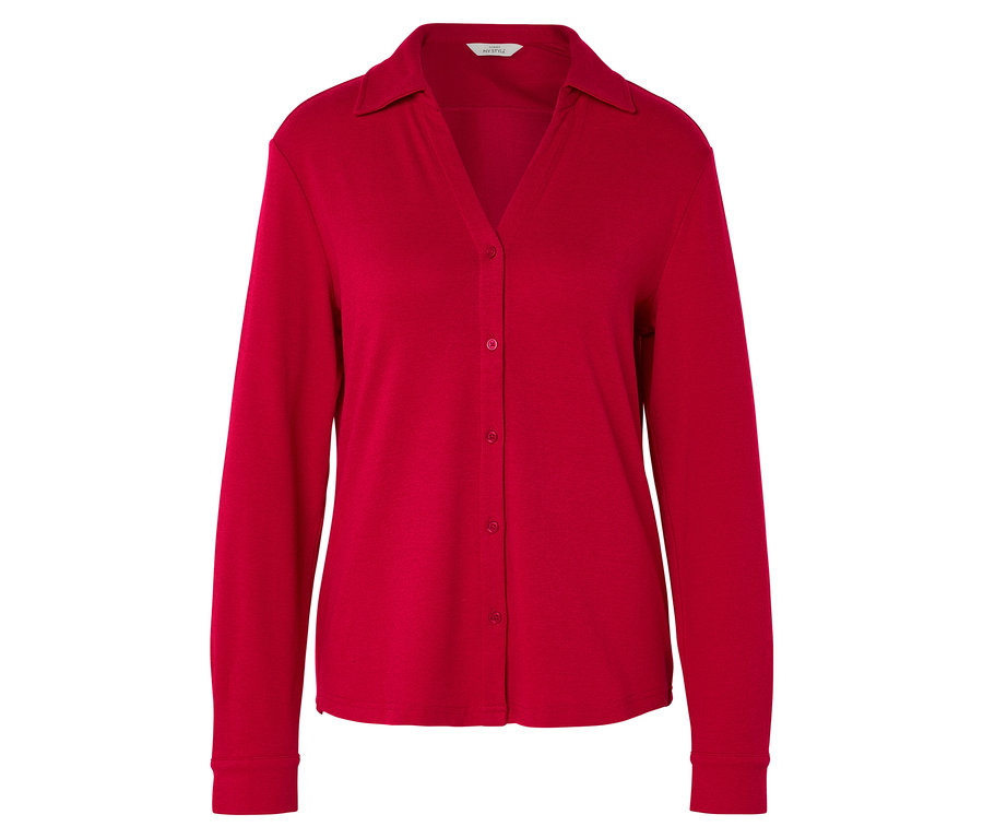 Czerwona bluzka z długim rękawem i kołnierzykiem.