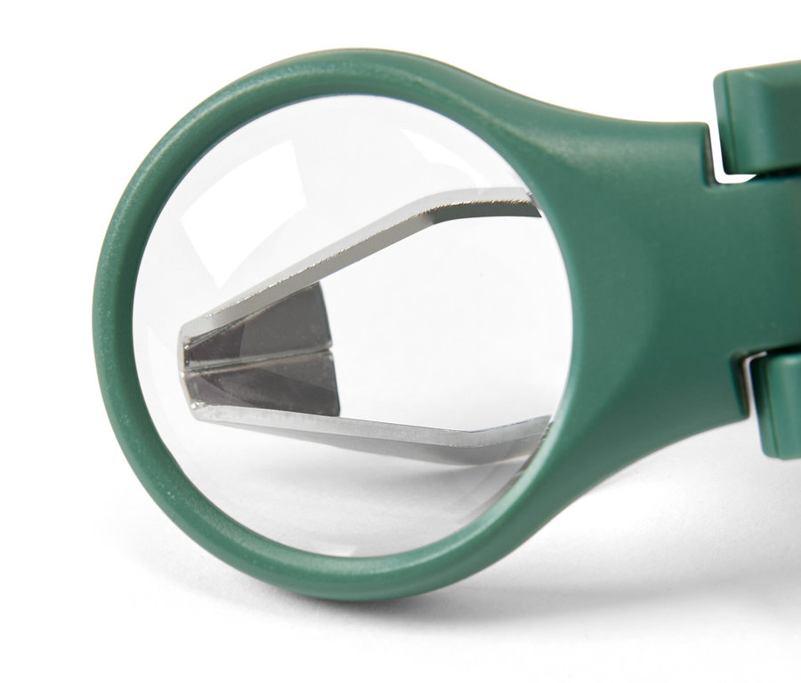 Zbliżenie na zielony przyrząd do usuwania kleszczy u zwierząt z diodą LED.