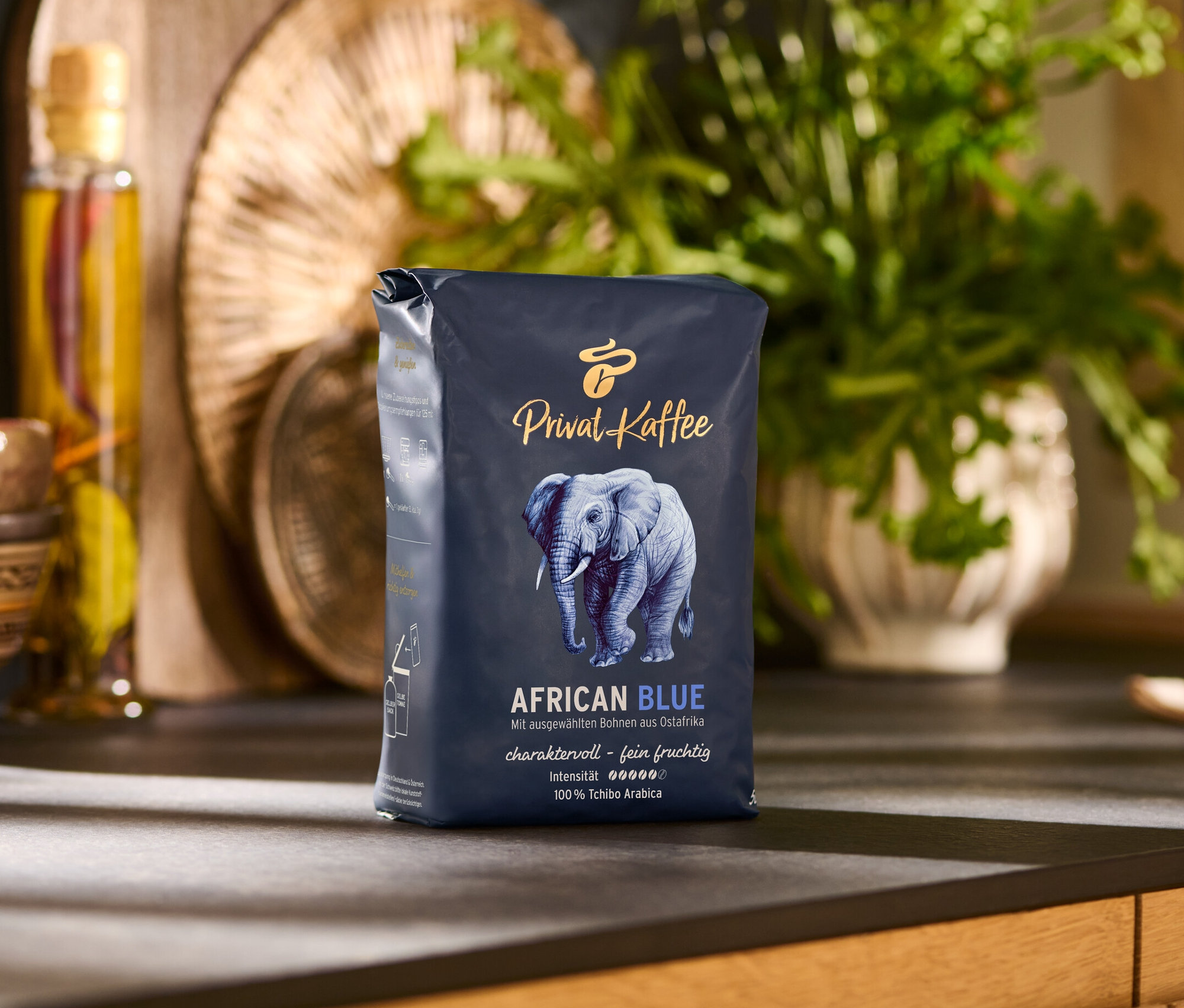 Opakowanie kawy ziarnistej Privat Kaffee, African Blue, 500 g na blacie kuchennym.