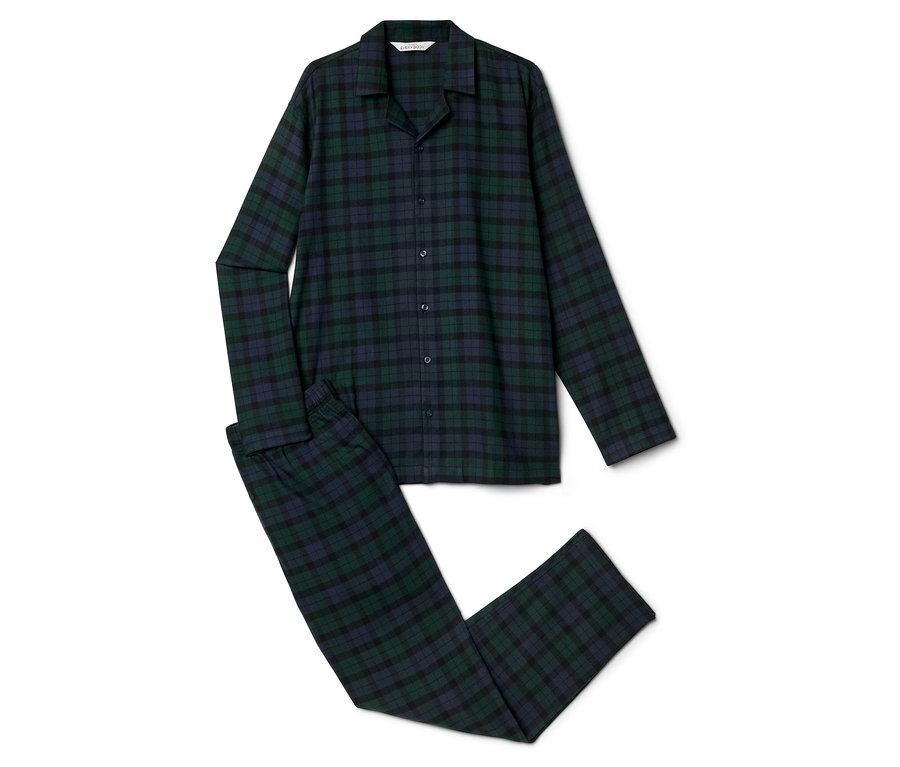 Męska piżama z długim rękawem i spodniami w kratę w kolorze zielonym i granatowym leży na białym tle.