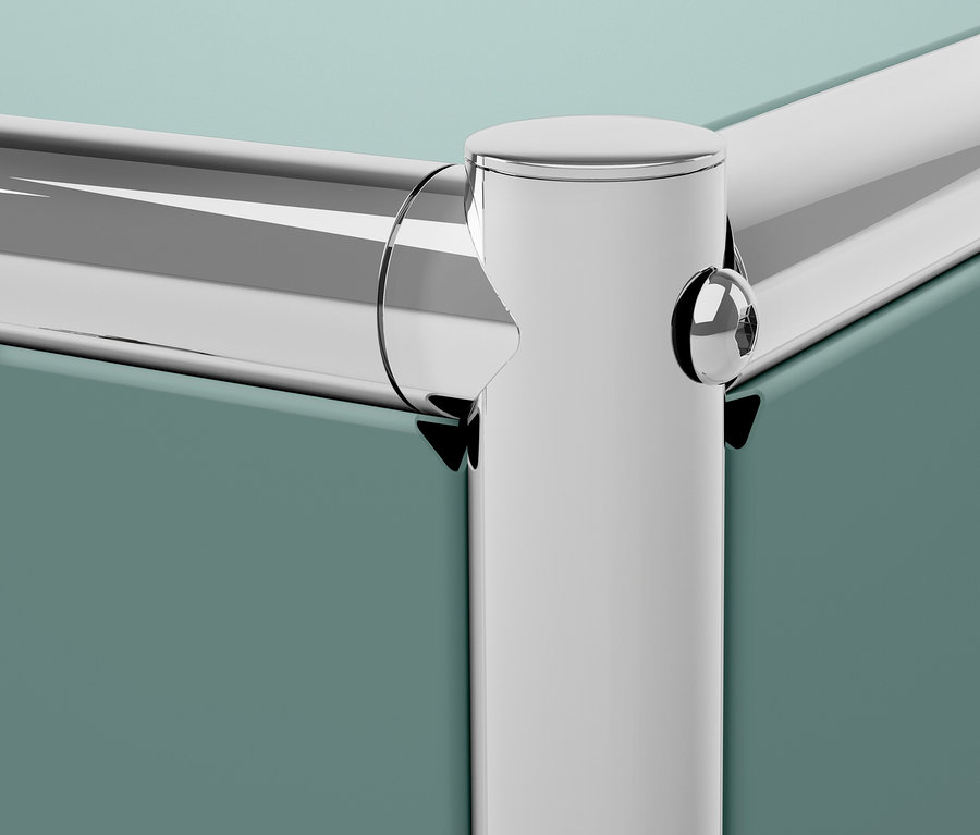 Róg chromowanej ramy ze złączką narożną i zielonym panelem.