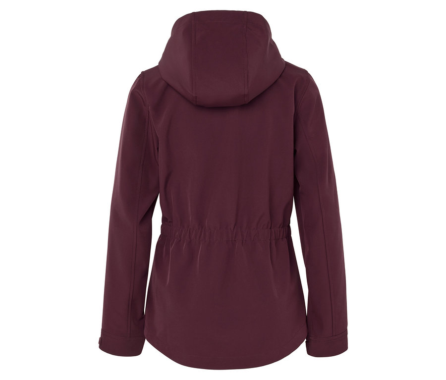Widok z tyłu bordowej kurtki softshell z kapturem i sznurkiem w pasie.
