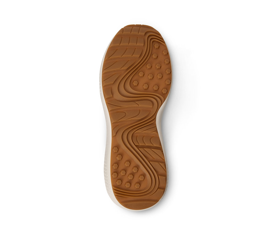 Brązowa podeszwa sneakersów na białym tle.