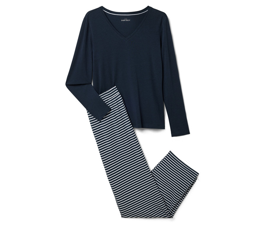 Granatowa piżama z długim rękawem i spodnie w paski leżą na białym tle.