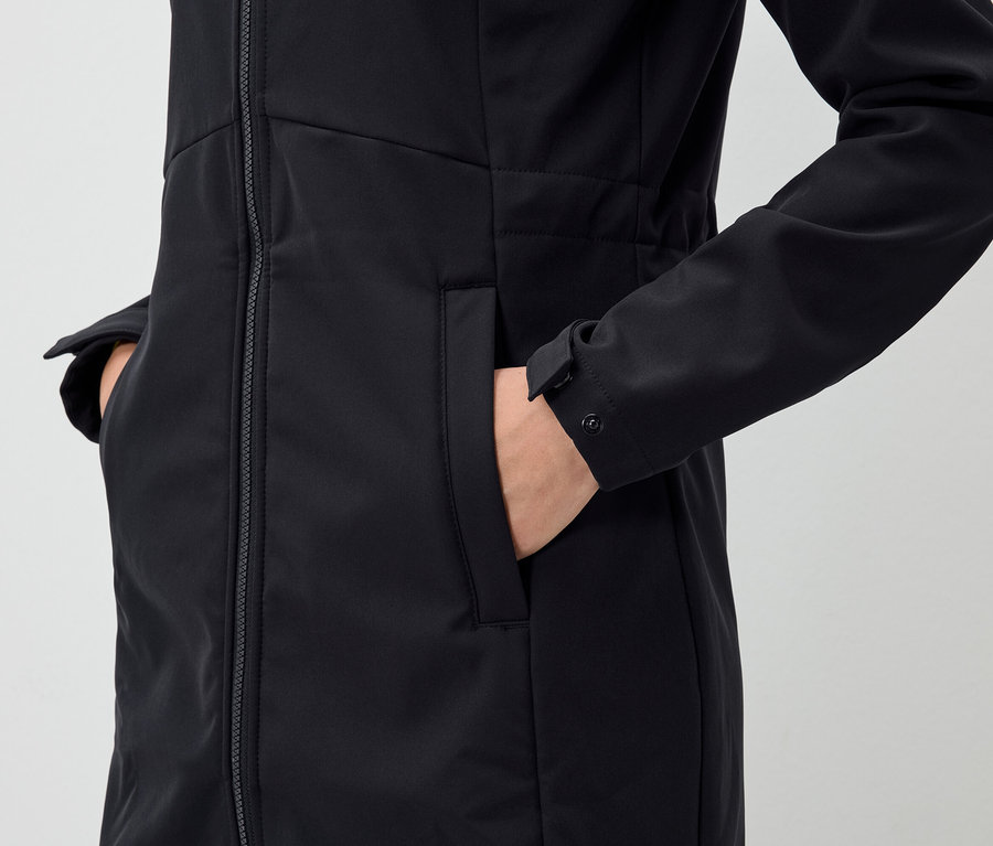 Ręka w kieszeni czarnej kurtki.