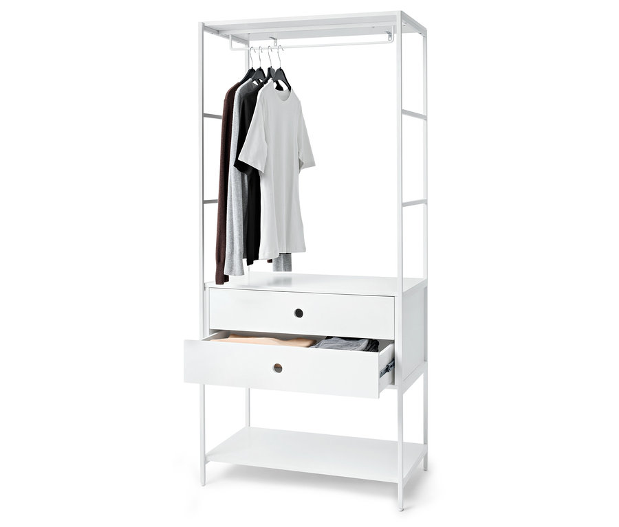 Biała rama szafy z otwartą szufladą i ubraniami wiszącymi na wieszakach.