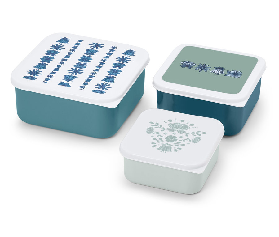 Zestaw trzech turkusowo-niebieskich pudełek na lunch z kwiatowymi wzorami na pokrywkach.