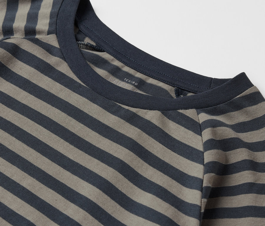 Zbliżenie na khaki i granatowy T-shirt w paski z okrągłym dekoltem.